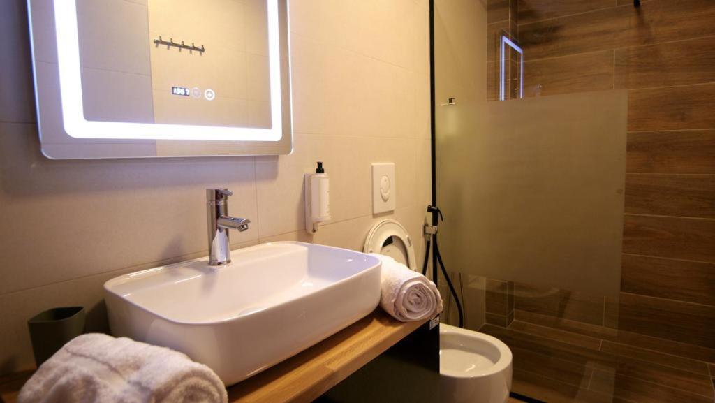 Koni'S Studio Apartments ティラナ エクステリア 写真